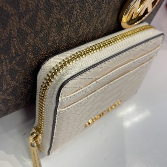 Michael Kors Women Medium Zip Around Card Case Coin Pouch Wallet Light Cream
NWT - Picture 13 of 16